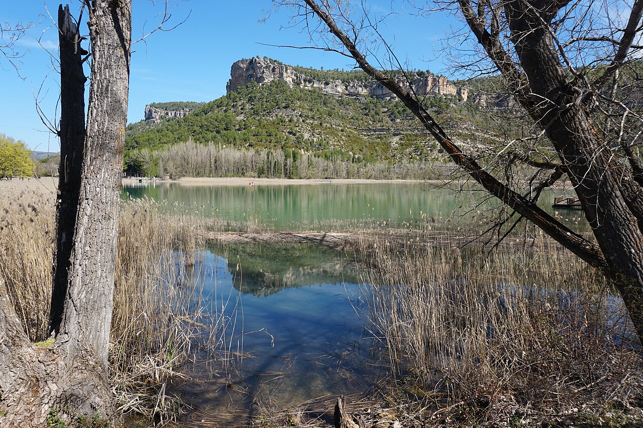 Laguna de Uña z wapienną krawędzią La Raya w tle