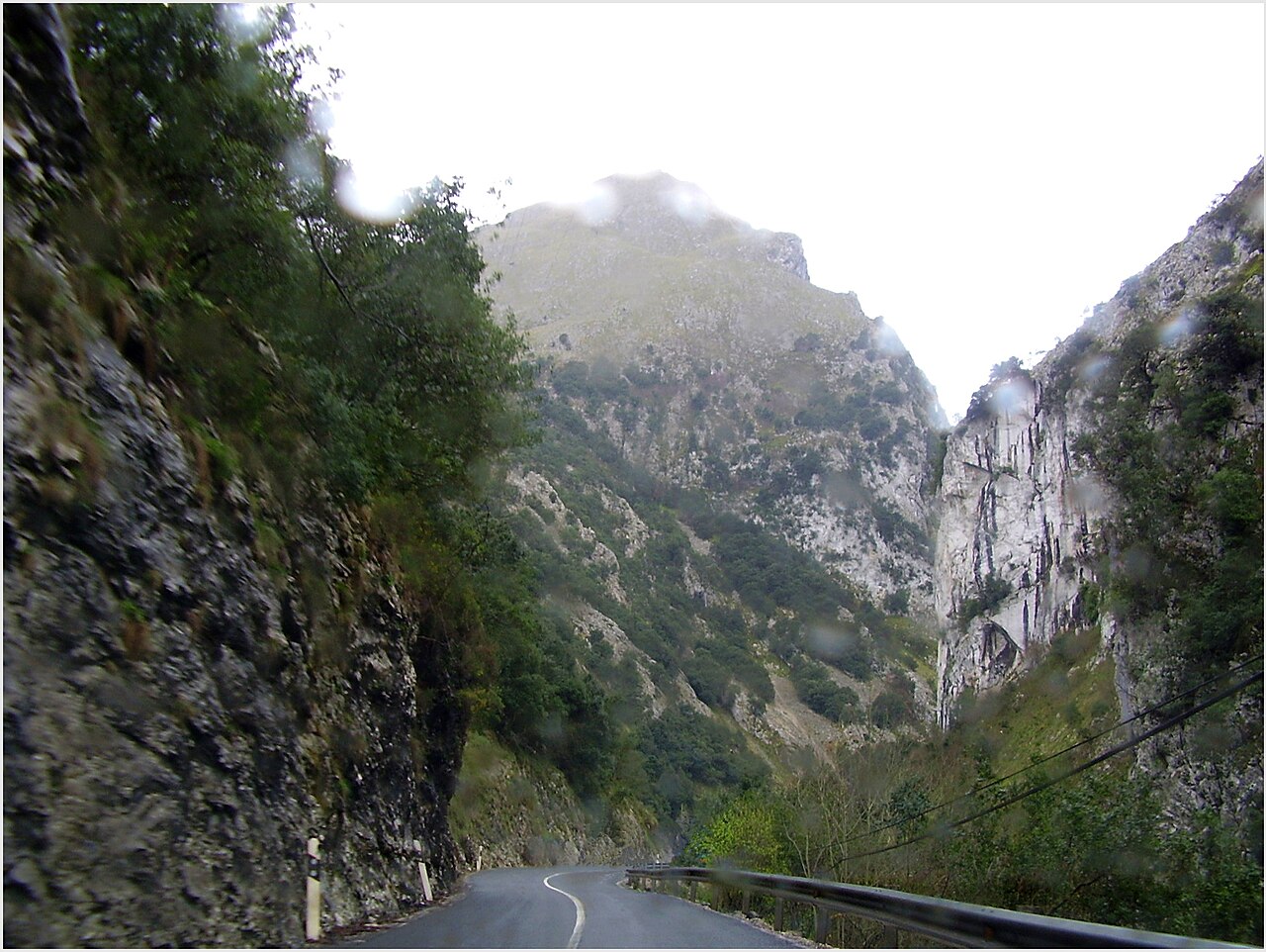 Picos de Europa: Potes – Desfiladero de la Hermida – Panes – Cangas de Onís (N-621, AS-114)