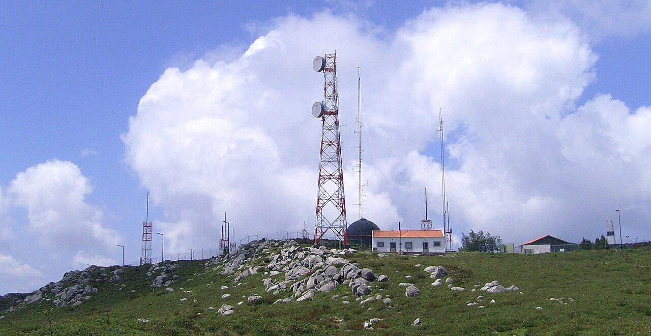 Wierzchołek Fóii (902 m) z masztami nadajników, pod które prowadzi Estrada da Fóia.