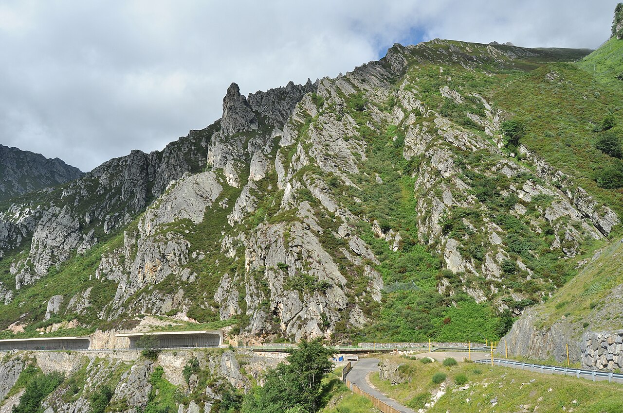 Puerto de San Isidro i zalew Porma: Felechosa – San Isidro – Puebla de Lillo – Boñar (AS-112, LE-331)