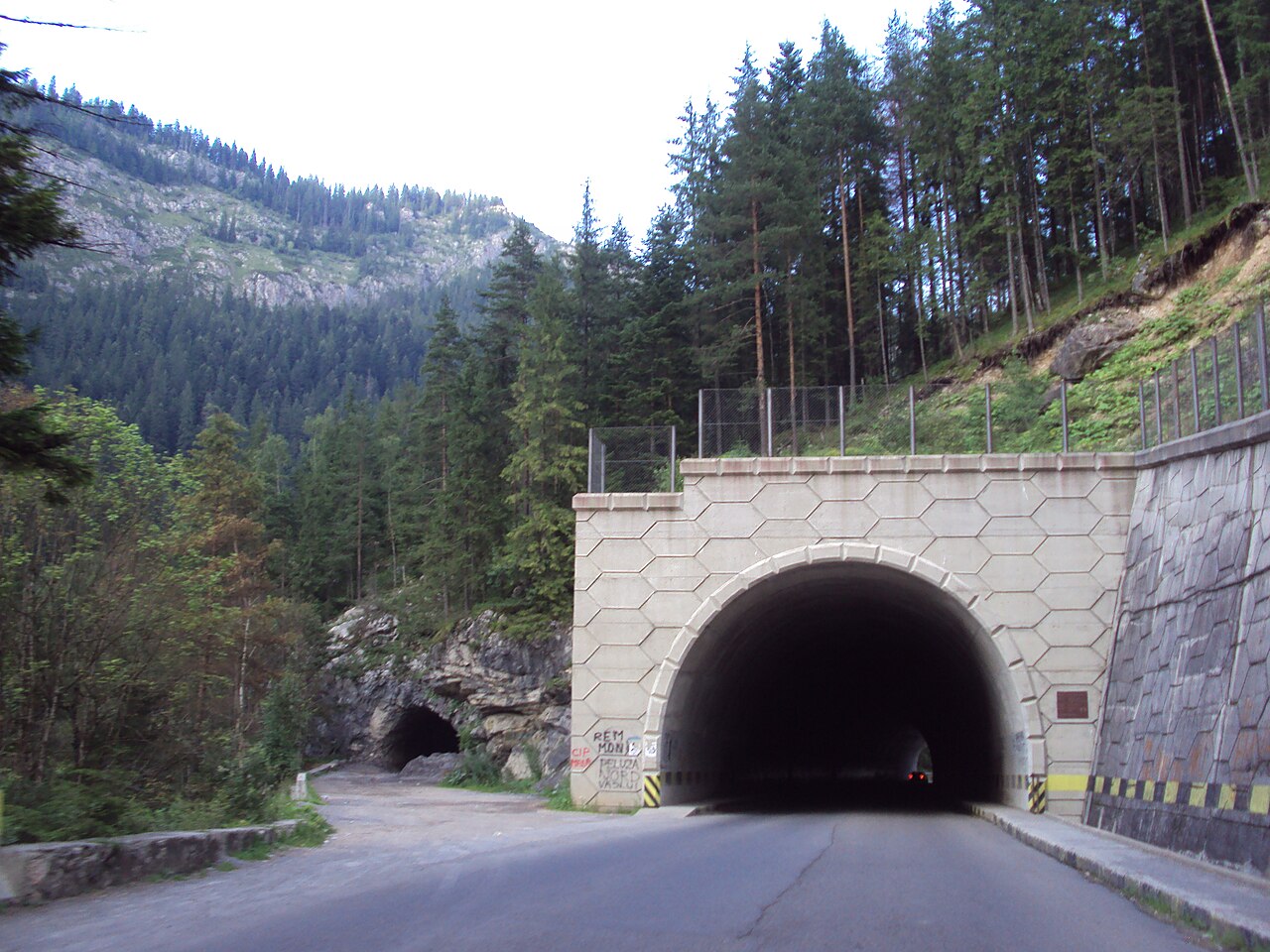 Nowy tunel Lacu Roșu z 2005 r., a obok wylot starego, jednopasmowego tunelu z 1918 r.