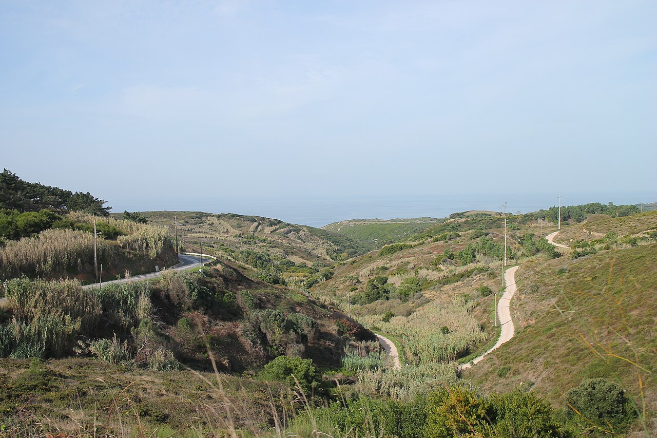 Droga na Cabo da Roca wśród wrzosowisk i dolin opadających do oceanu