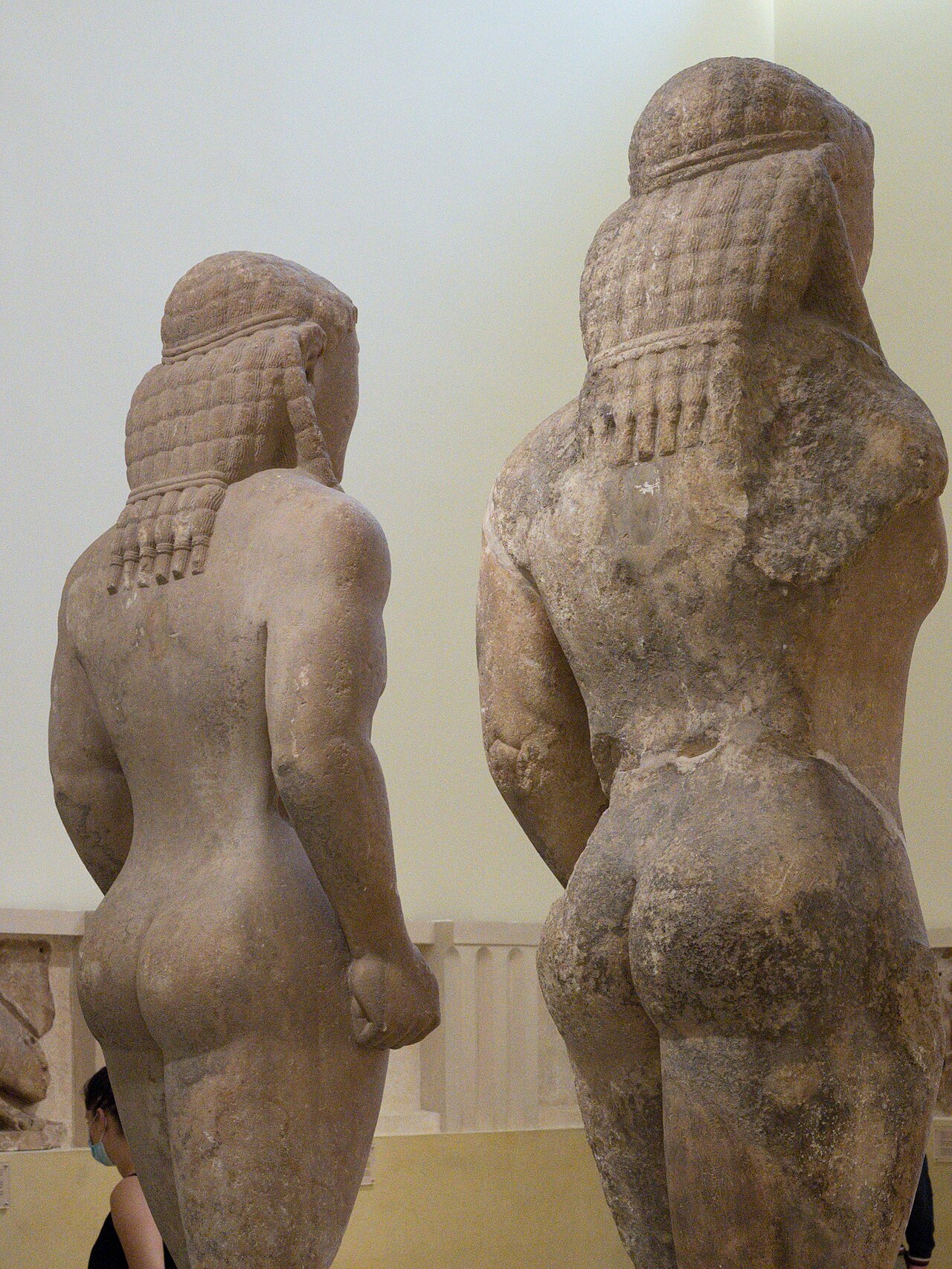 Dwa archaiczne kurosy z Delf, utożsamiane z Kleobisem i Bitonem; muzeum w Delfach.