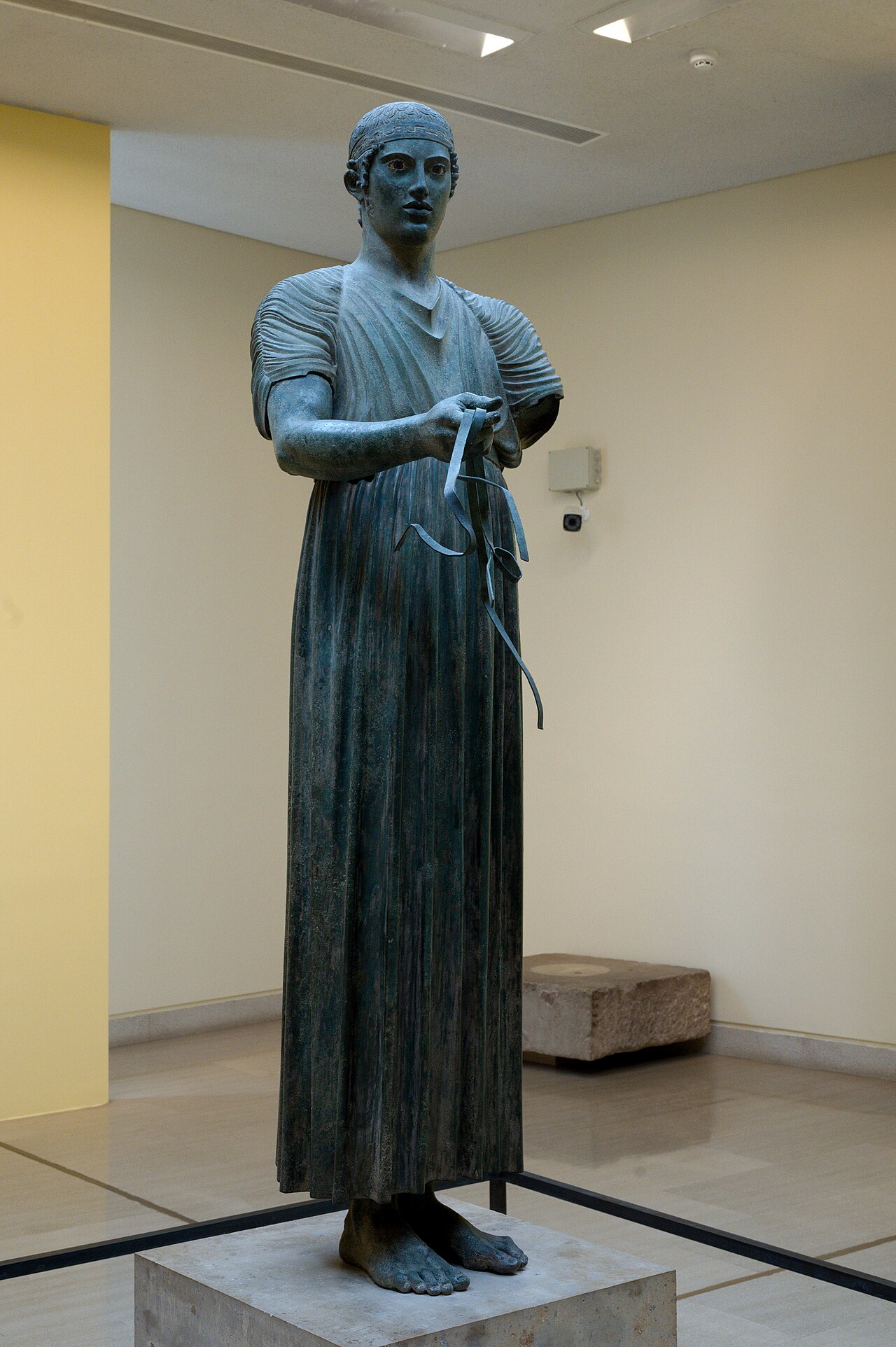 Woźnica z brązu (ok. 478–474 p.n.e.), część pomnika zwycięskiego zaprzęgu, odnaleziony w 1896 r.; dziś w muzeum w Delfach.