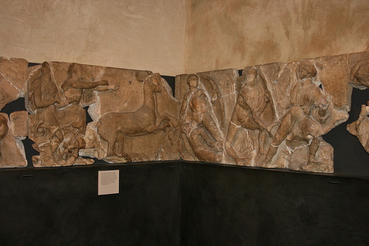 Płyty marmurowego fryzu z wnętrza świątyni (walki Greków z Amazonkami i Lapitów z Centaurami), wywiezione w 1812 r.; dziś w British Museum w Londynie.