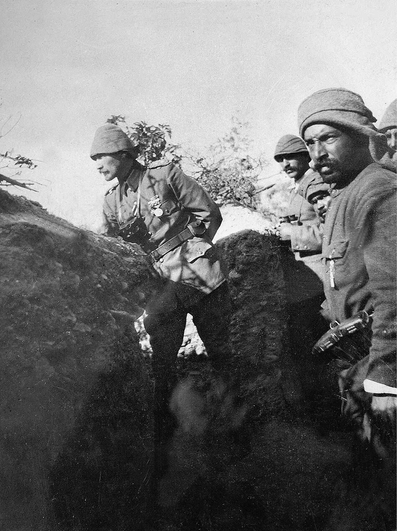 Mustafa Kemal w okopach na Gallipoli, 1915 r.