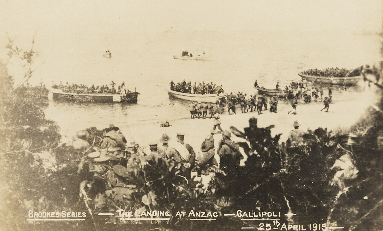 Lądowanie australijskiego 4. batalionu w zatoce Anzac rankiem 25 kwietnia 1915 r.