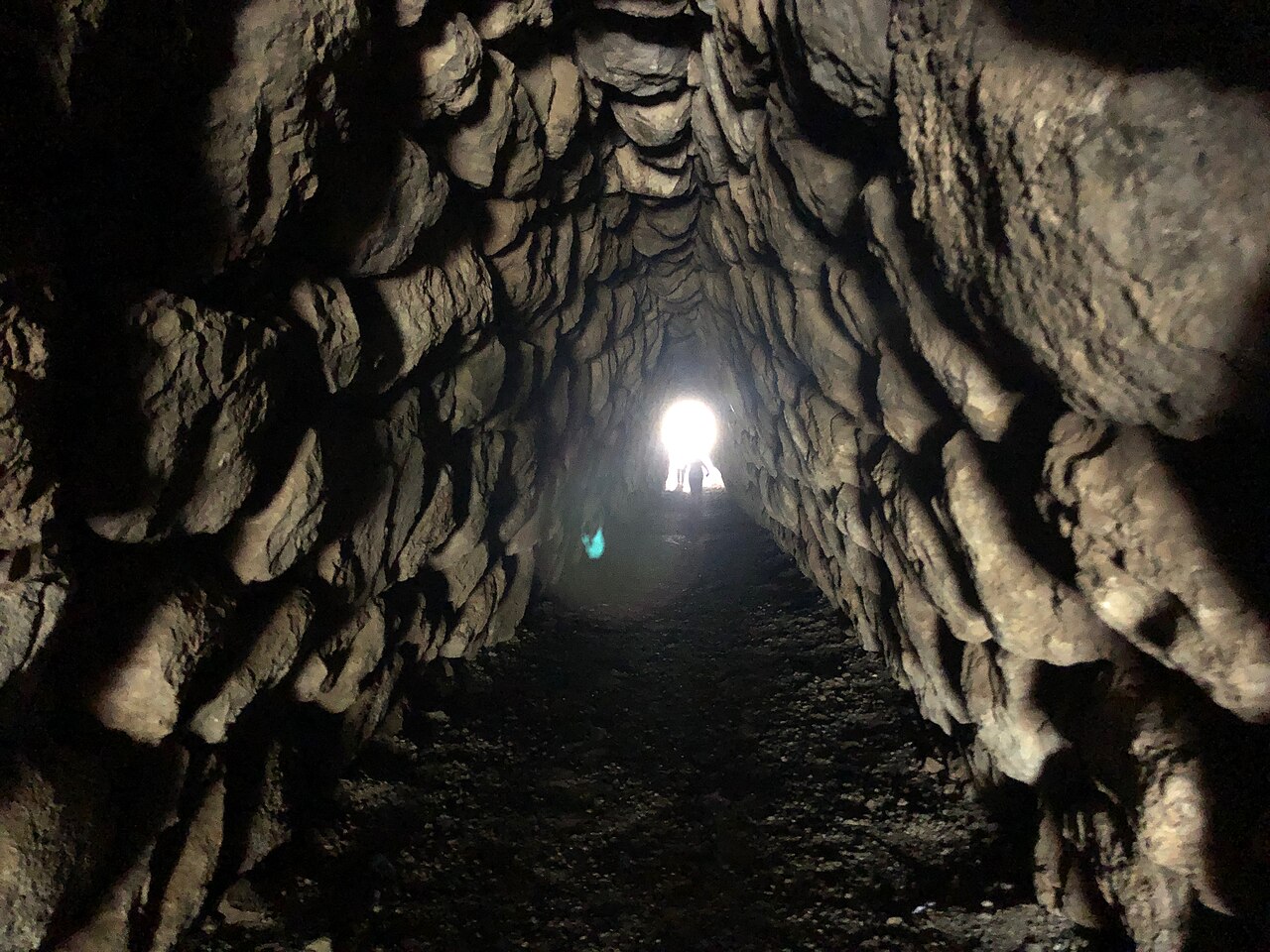 Tunel pod wałem Yerkapı: ok. 70 m korytarza z kamieni ułożonych w ostry łuk, bez zaprawy