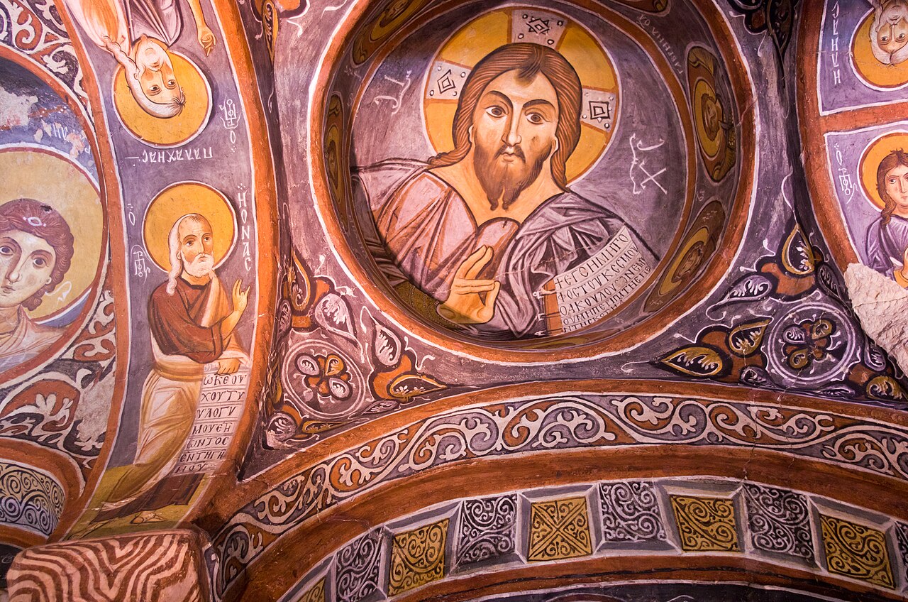 Karanlık Kilise, „Ciemny Kościół” w Göreme: Chrystus Pantokrator w kopule, freski z XI w. ocalały dzięki temu, że do wnętrza wpada mało światła