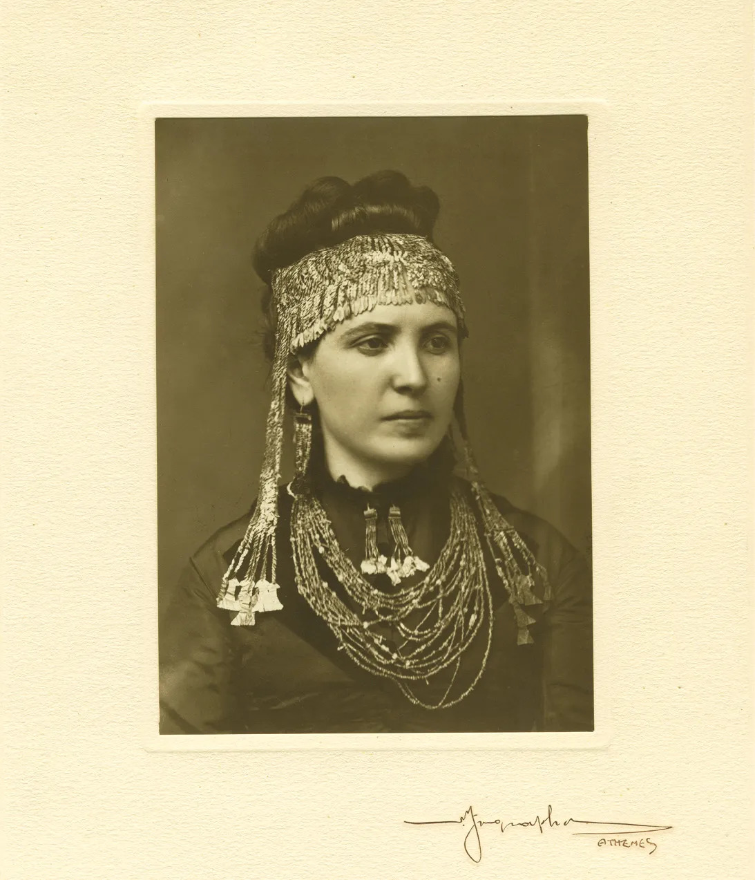 Zofia Schliemann w złotej biżuterii ze „skarbu Priama”, ok. 1873; skarb pochodzi w rzeczywistości z Troi II.