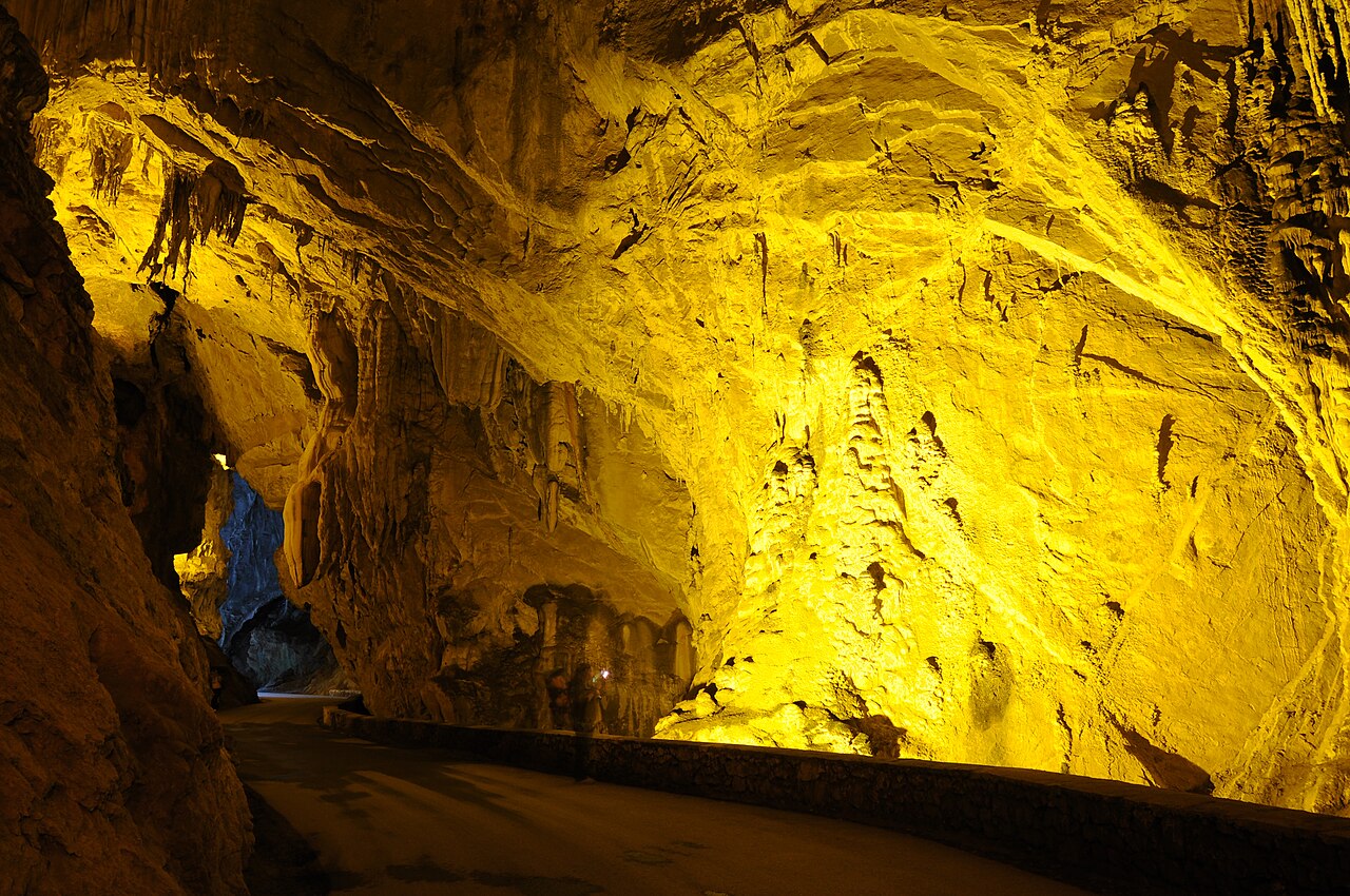 La Cuevona i Cuevas del Agua (Cueves): wieś, do której wchodzi się przez jaskinię