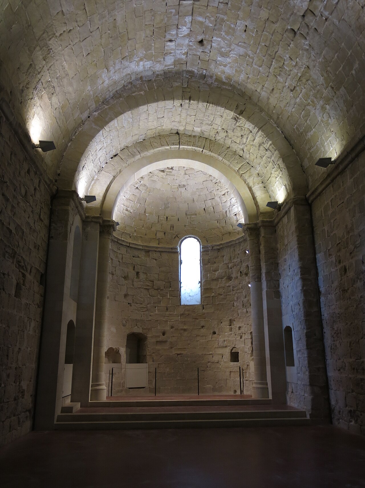 Romański kościół templariuszy w górnym zamku: nawa z kamiennym sklepieniem i półkolista absyda