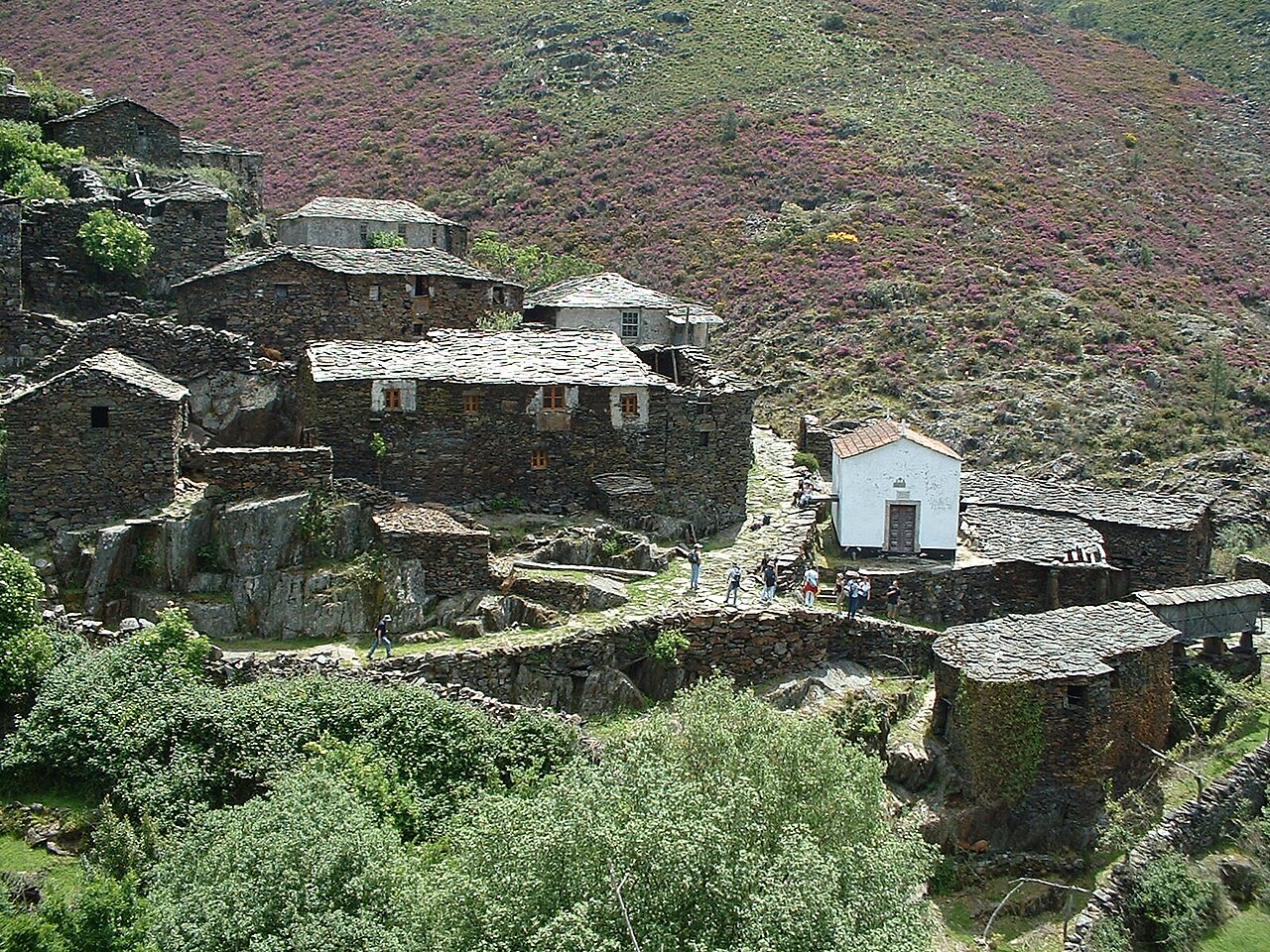 Opuszczona wieś Drave w dolinie pod grzbietem Serra da Arada