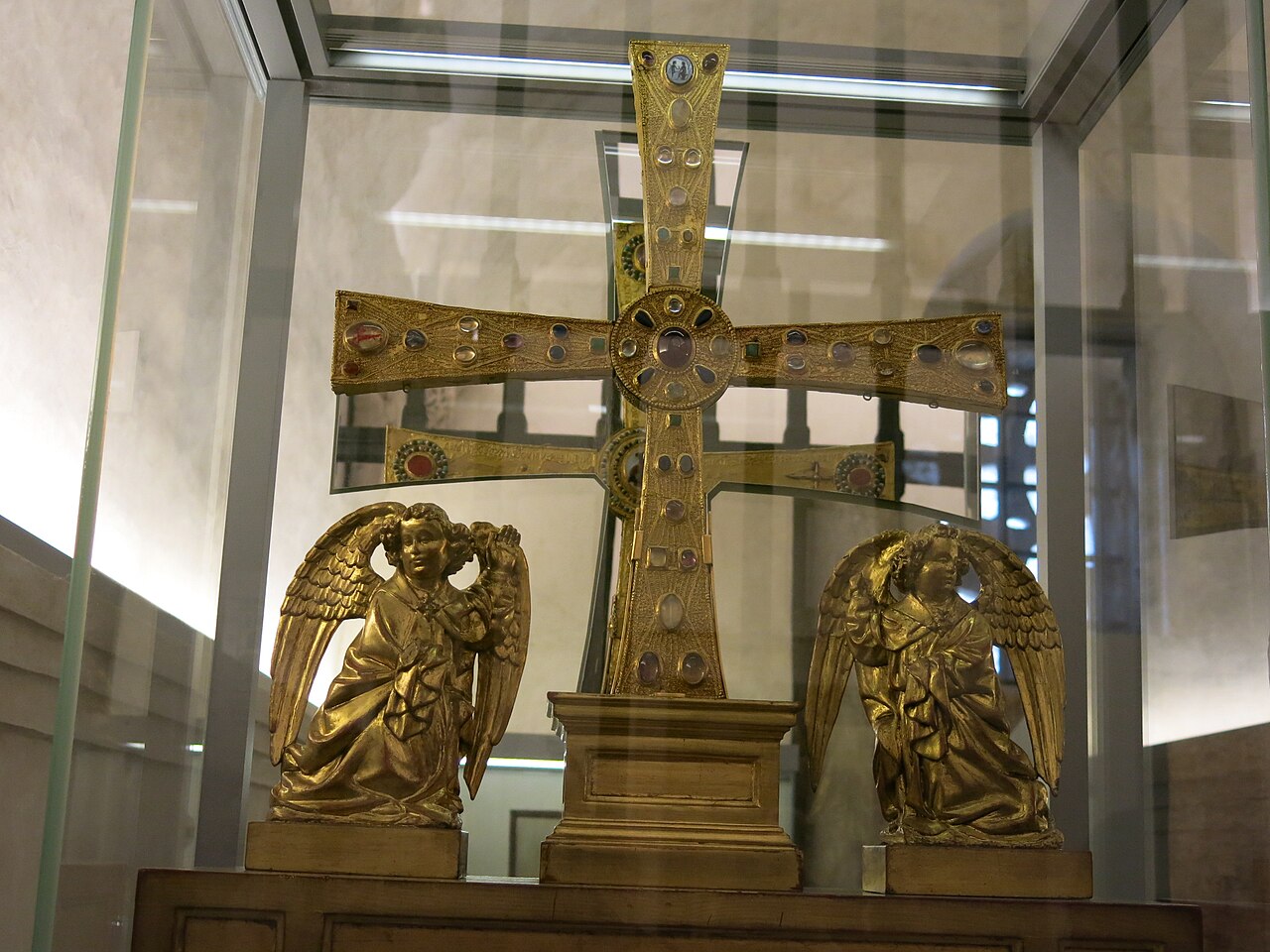 Krzyż Anielski z 808 r., dar Alfonsa II, w Cámara Santa katedry w Oviedo