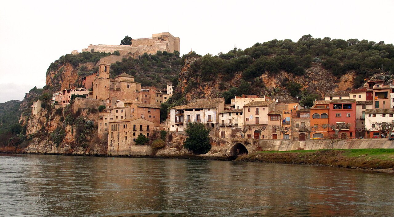 Miravet: zamek templariuszy i prom na linie przez Ebro