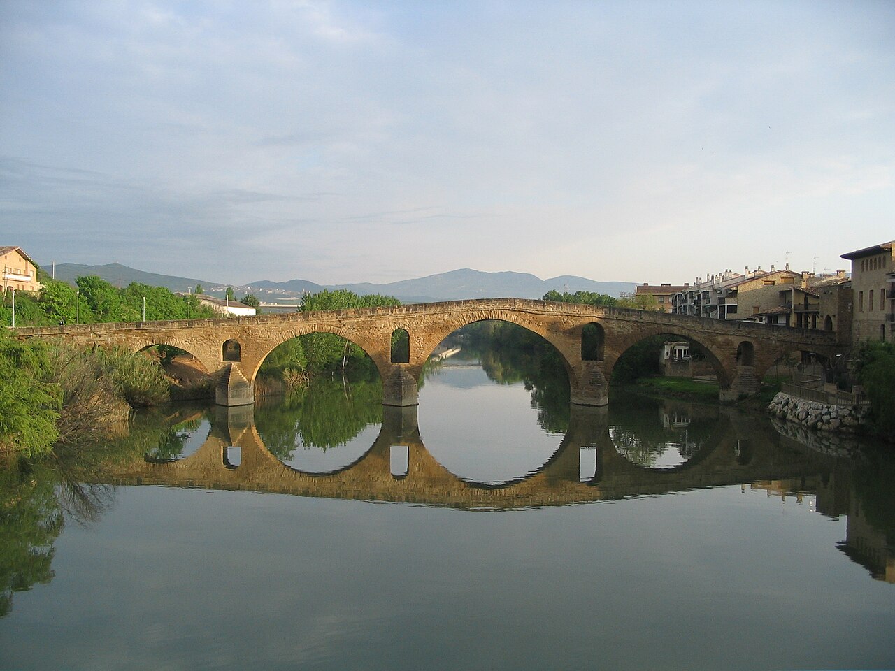 Romański most pielgrzymów nad Argą w Puente la Reina, ok. 5 km od Eunate