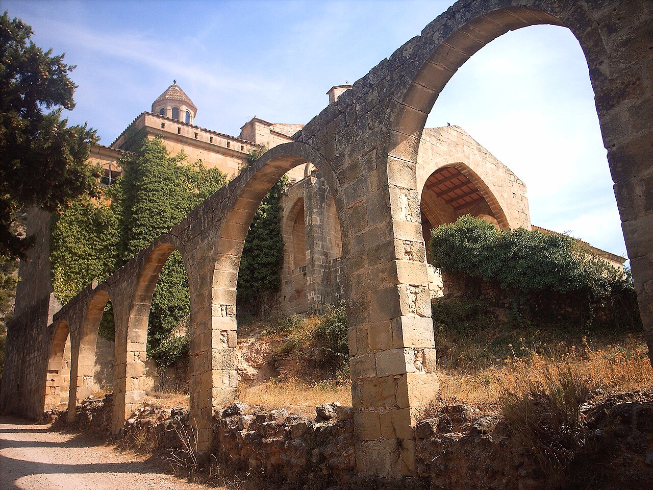 Klasztor Sant Salvador d'Horta pod górą Santa Bàrbara: gotycki kościół templariuszy i resztki renesansowego krużganka