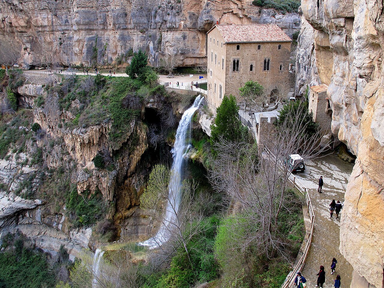 Sant Miquel del Fai: klasztor pod skalnym nawisem i wodospady Tenes