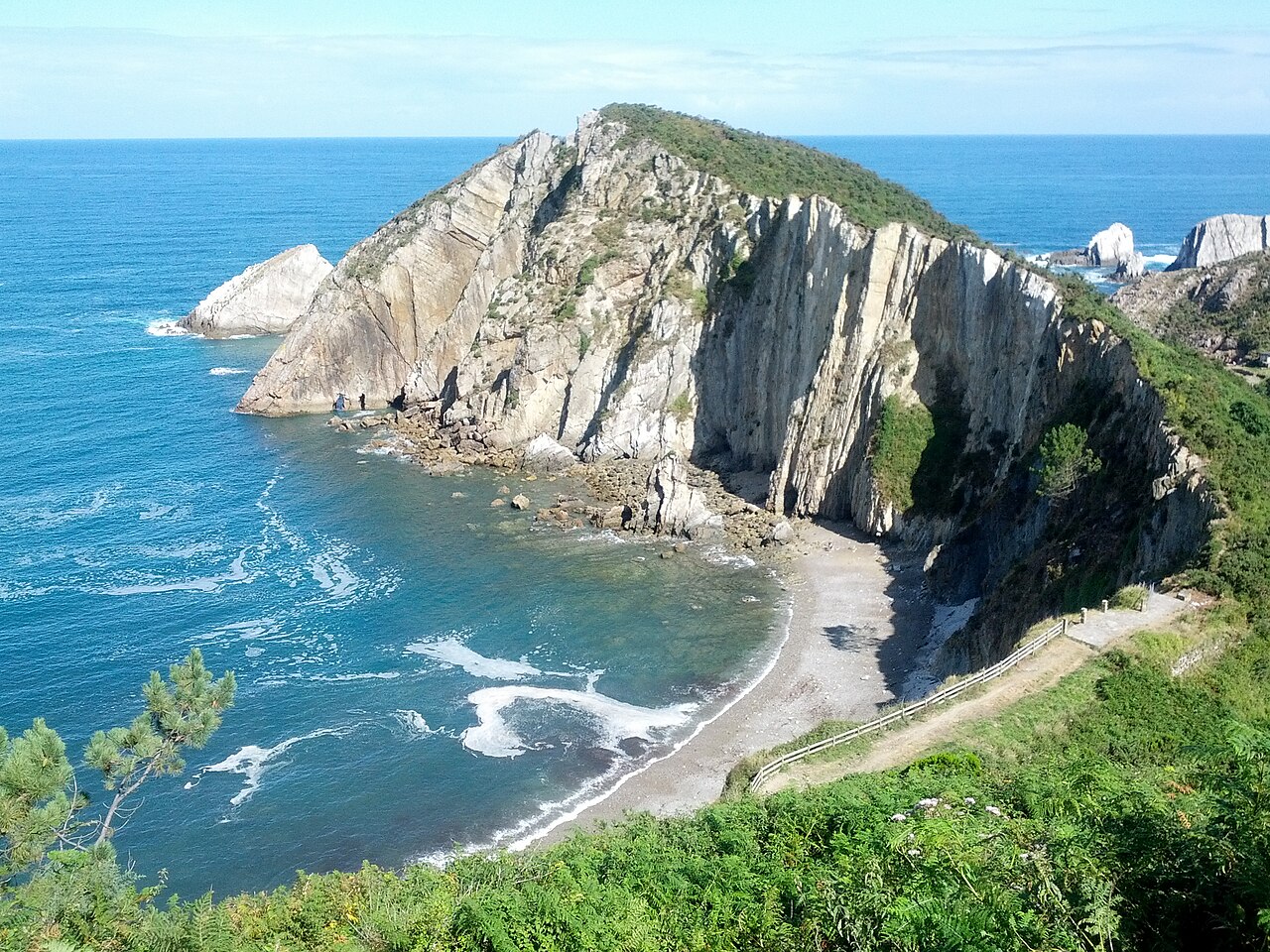 Playa del Silencio (El Gavieiru), kamienista zatoka pod klifami