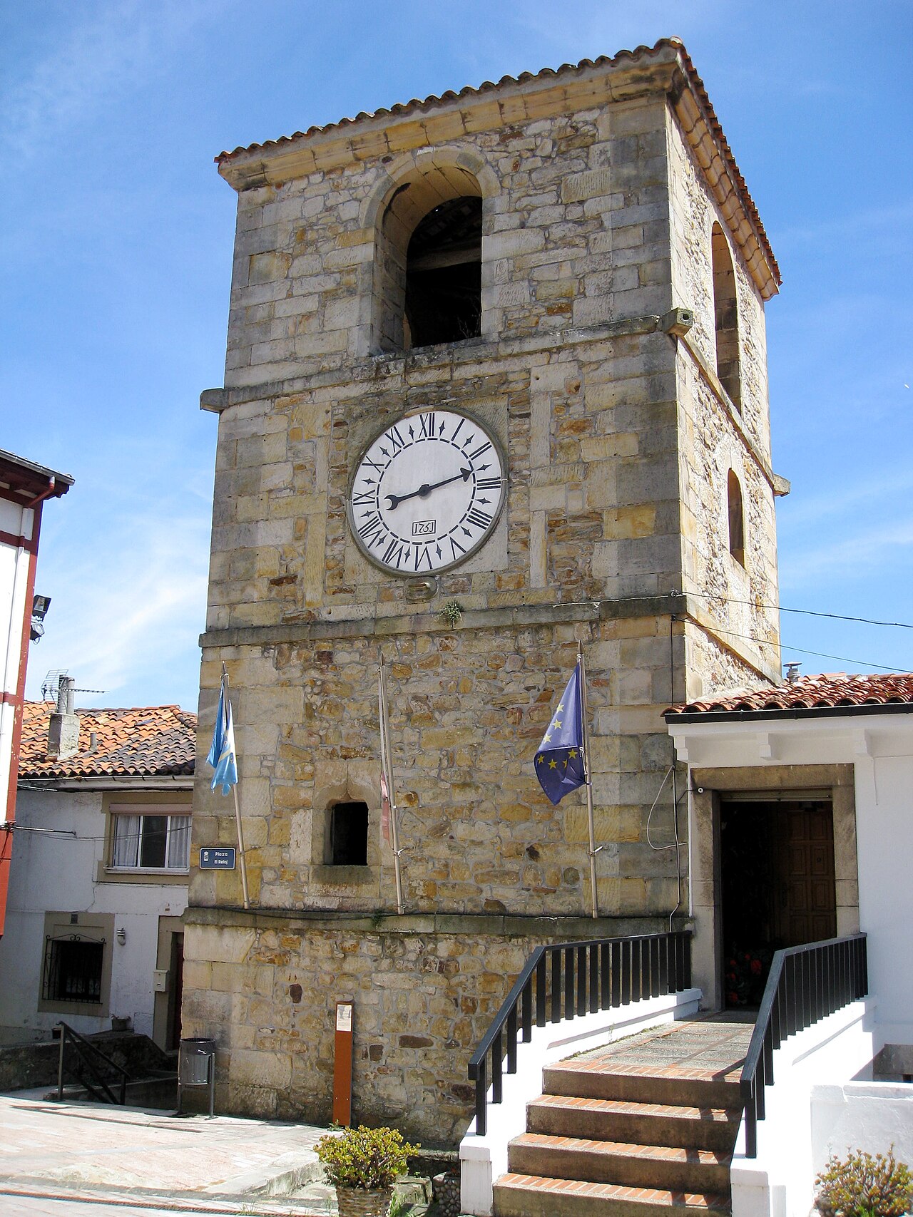 Torre del Reloj: dawna wieża strażnicza, od 1751 r. z zegarem i szkołą dla dzieci z wioski