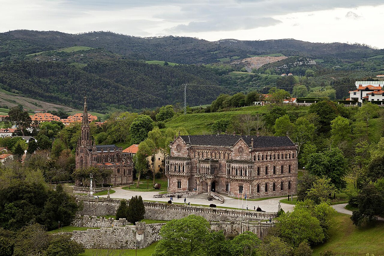 Neogotycki pałac Sobrellano i kaplica-panteon markizów Comillas (po lewej)