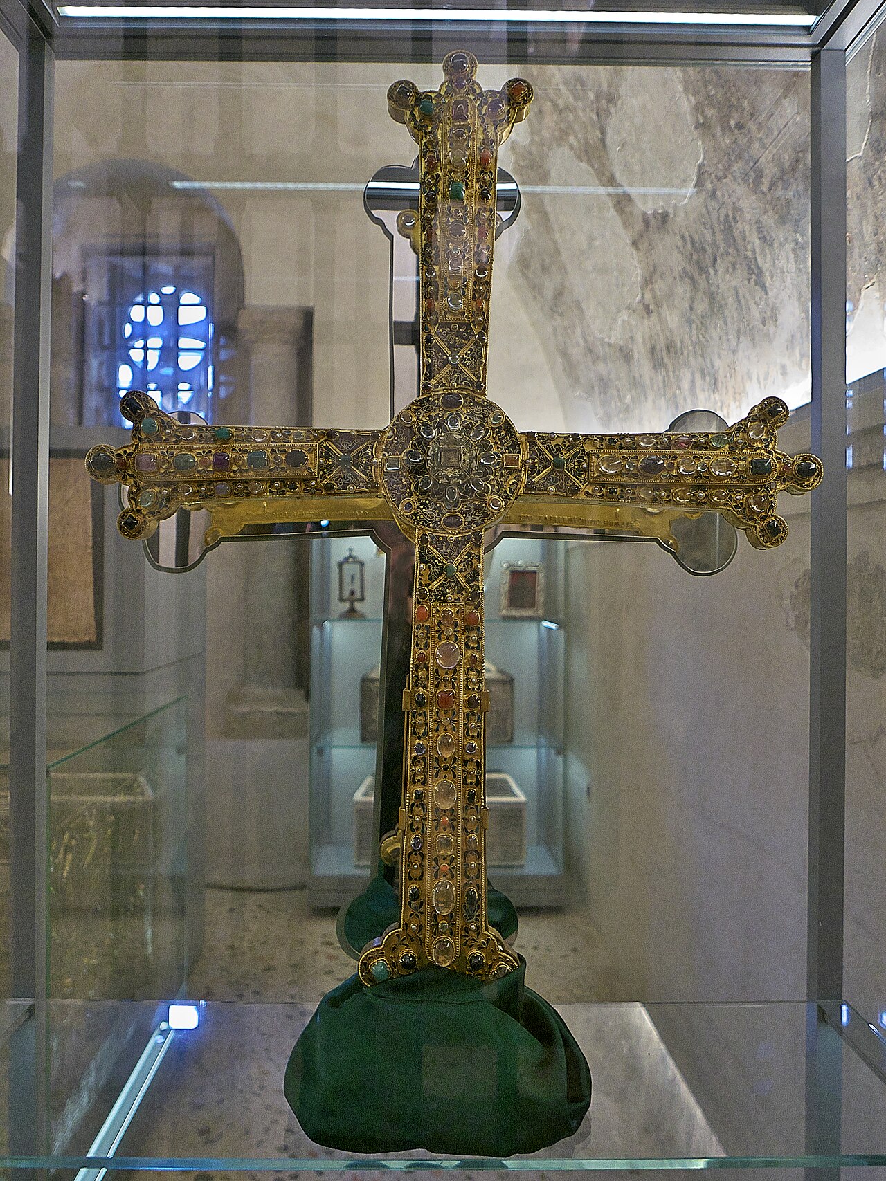 Krzyż Zwycięstwa z 908 r., dar Alfonsa III i Jimeny, pierwowzór krzyża na fladze Asturii