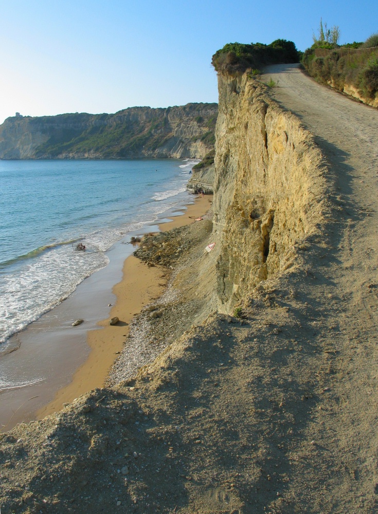 Arillas: piaszczysta plaża pod niskim klifem, kilka minut jazdy z Afionas.