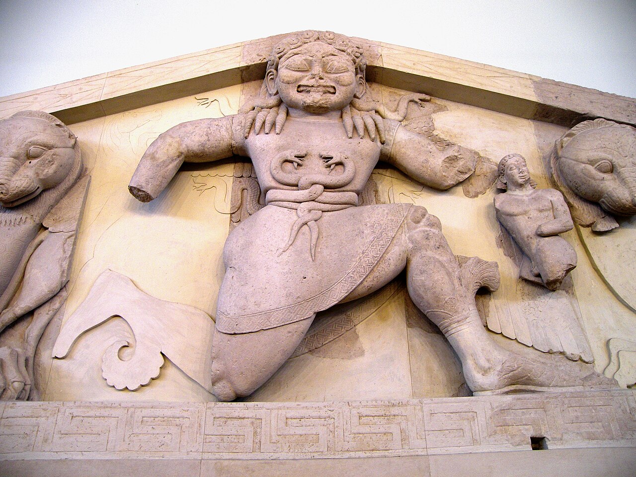 Gorgona z frontonu świątyni Artemidy (ok. 580 p.n.e.) w Muzeum Archeologicznym w Korfu, jedna z najstarszych zachowanych rzeźb frontonowych Grecji.