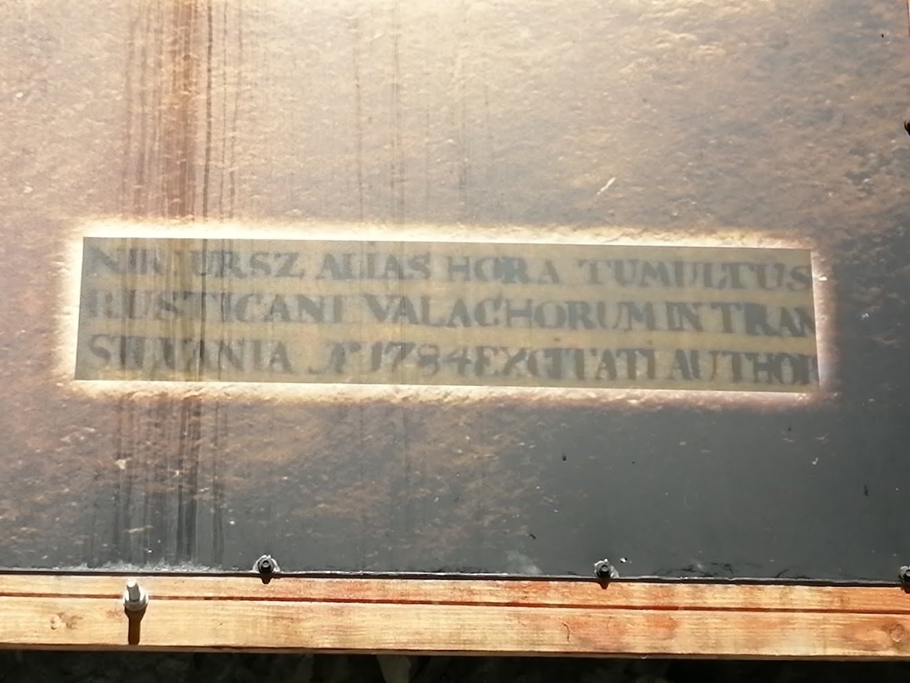 Łaciński napis pod portretem Horei: „sprawca wzniecenia buntu chłopów wołoskich w Siedmiogrodzie w roku 1784”