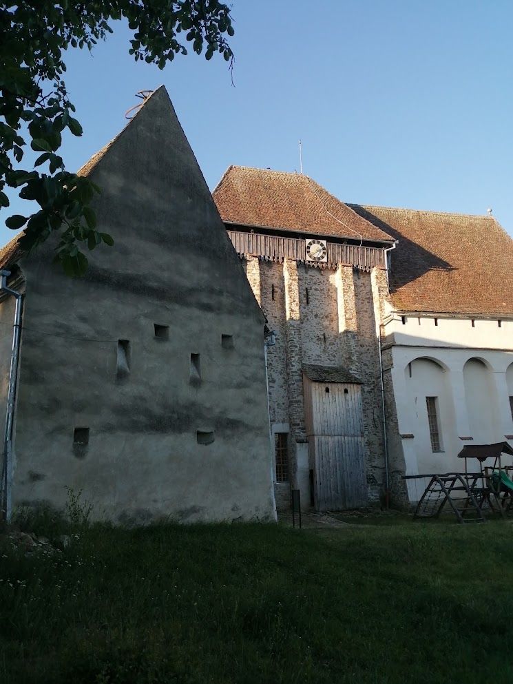 Spichlerz warowny ze szczelinami strzelniczymi, przy nim kościół