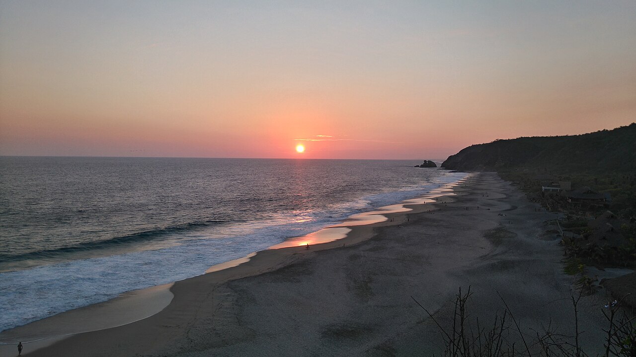 Zachód słońca z Punta Cometa nad plażą na zachód od cypla