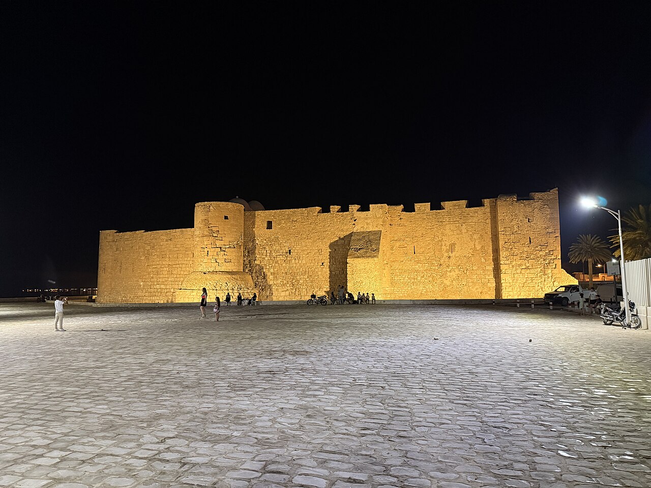 Twierdza Borj el-Kebir nad portem w Houmt Souk.