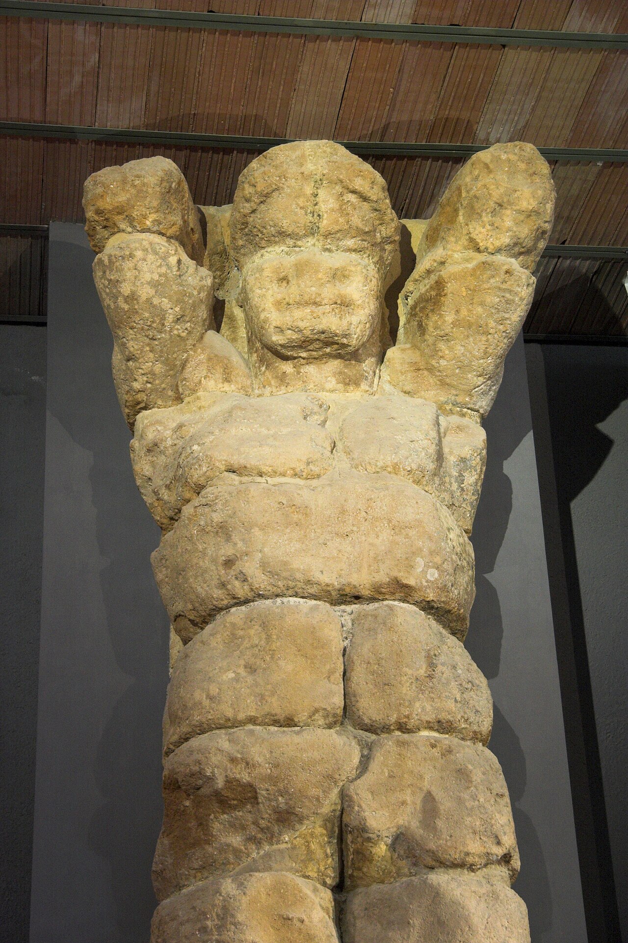 Atlas (telamon) ze świątyni Zeusa Olimpijskiego, wysoki na ok. 7,5 m, złożony z fragmentów w muzeum w Agrygencie.