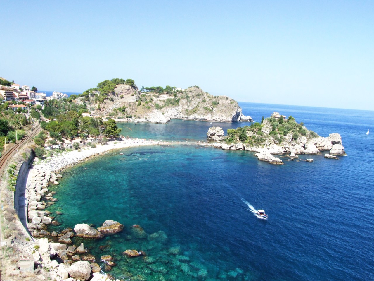 Isola Bella u stóp Taorminy, połączona z plażą łachą piasku.