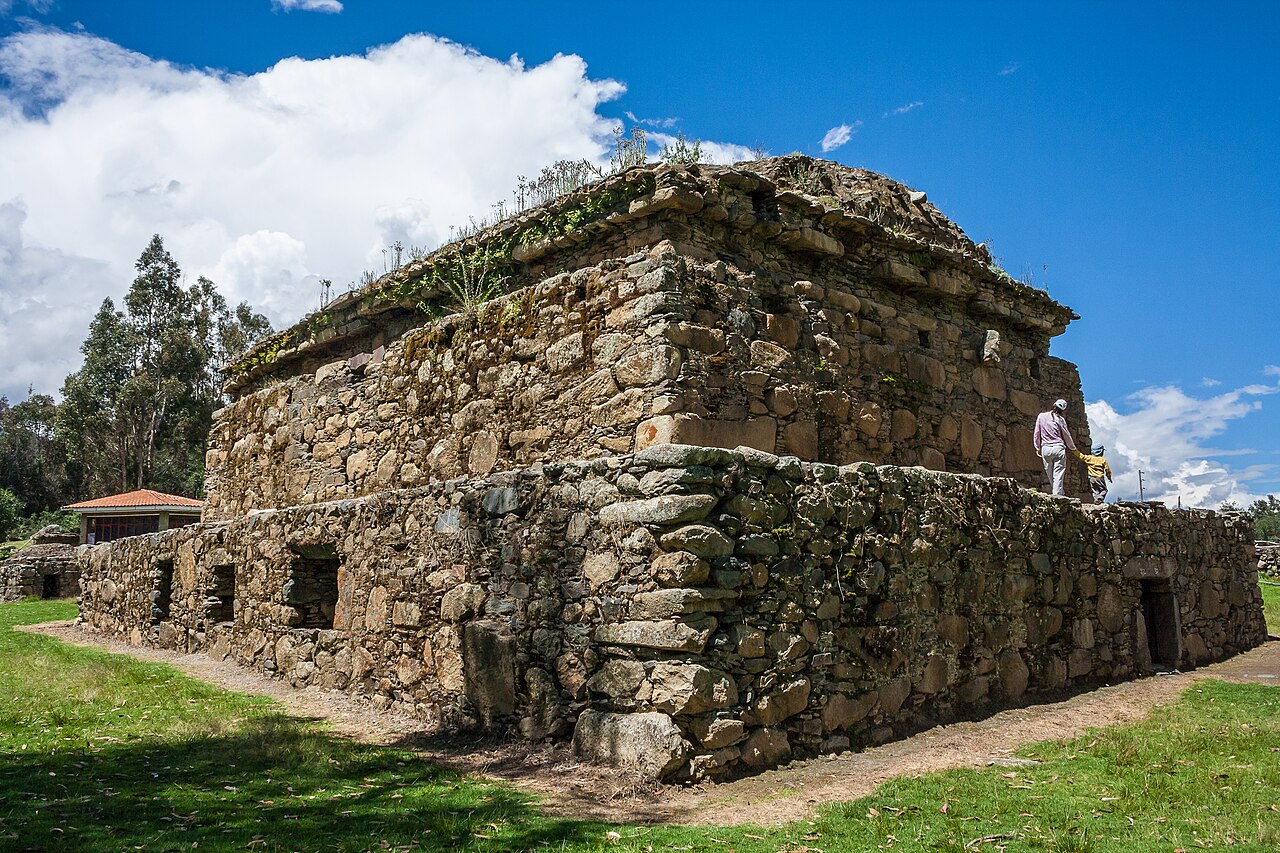 Wilcahuaín nad Huaraz: trzykondygnacyjny kamienny grobowiec z czasów kultury Wari, z dachem przysypanym ziemią.