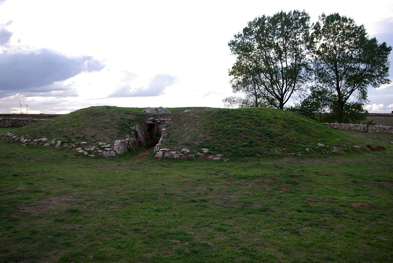 Dolmen La Cabaña: wejście korytarza w kopcu, za nim wysokie płyty komory grobowej.