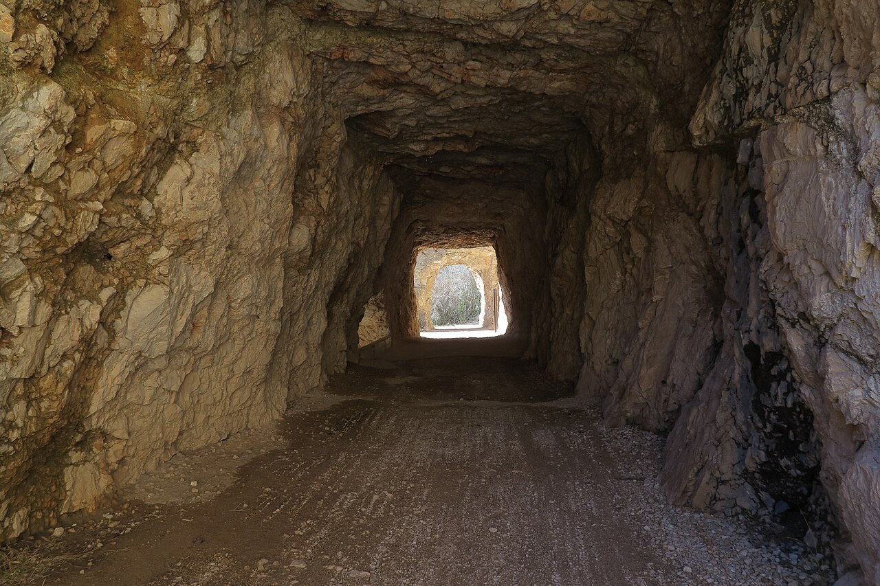 Tunel wykuty w skale przy Cuchillos, na końcu Camino de la Fonseca
