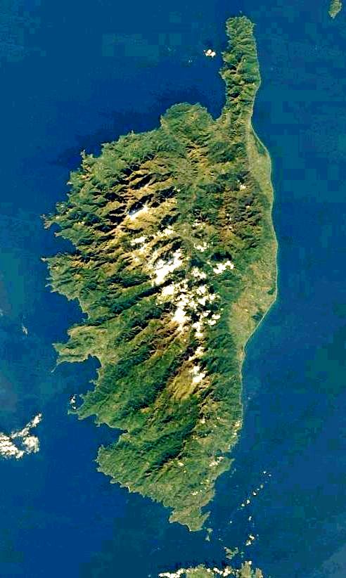 Korsyka z satelity: góry od Cap Corse po Bavellę, na wschodzie równina wybrzeża.
