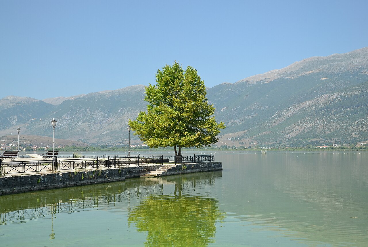 Jezioro Pamvotida w Ioanninie, nad nim pasmo Mitsikeli (1810 m)