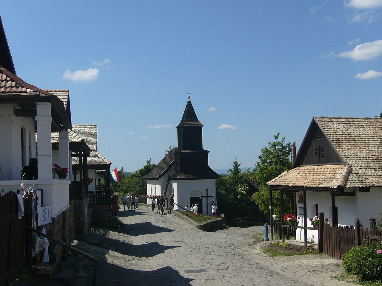 Hollókő, palócka wieś z listy UNESCO, z kościołem z 1889 r.