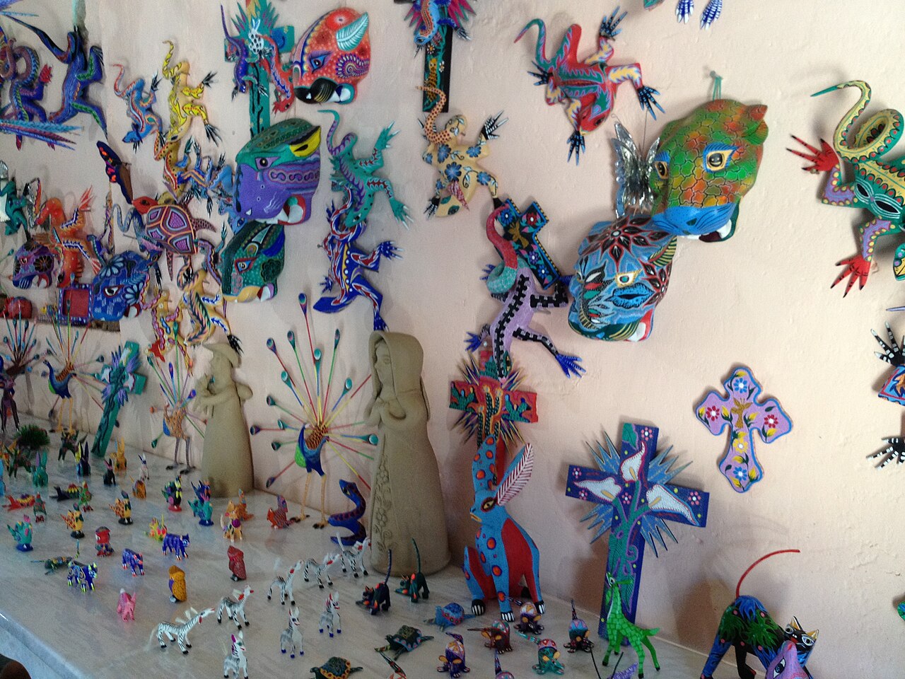 Alebrijes w San Antonio Arrazola: fantastyczne zwierzęta rzeźbione w drewnie copal i malowane w drobne wzory.