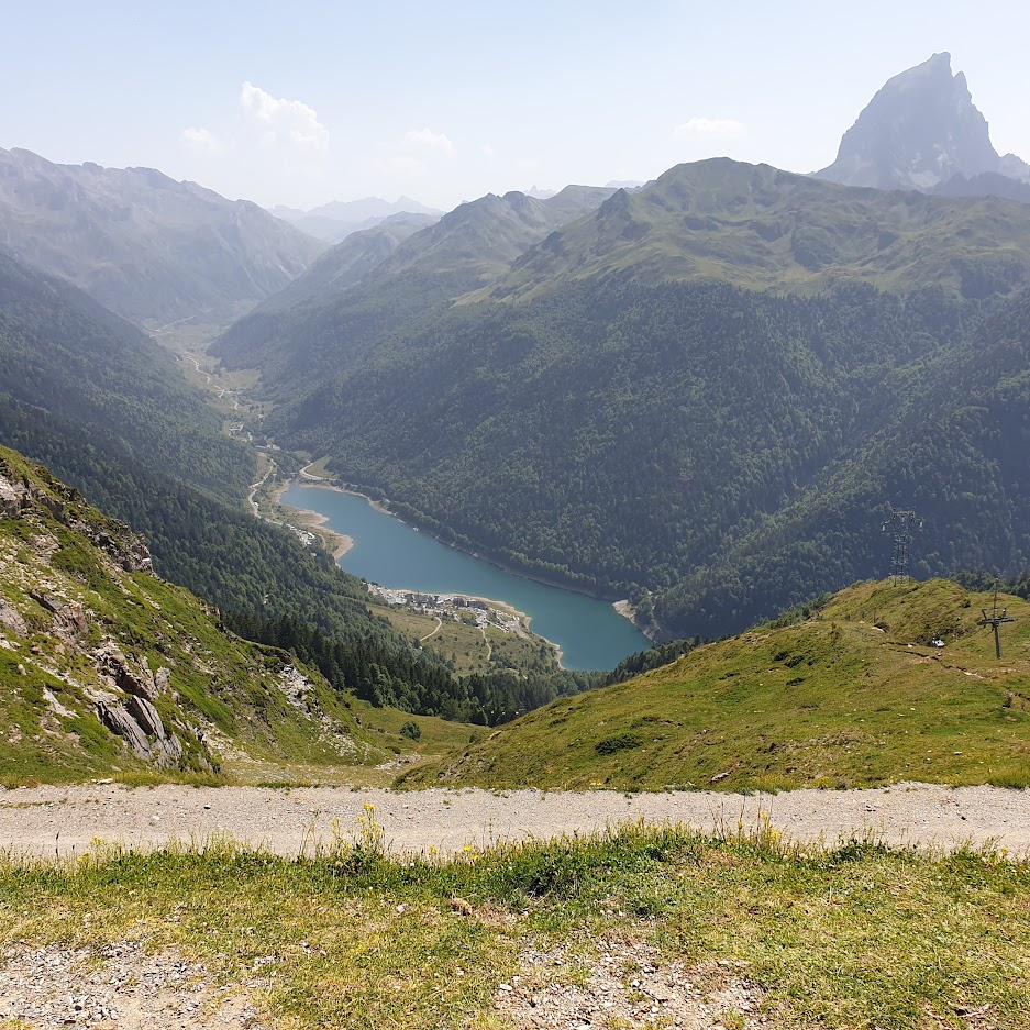 Jezioro Fabrèges w górnej dolinie Ossau, nad nim Pic du Midi d'Ossau