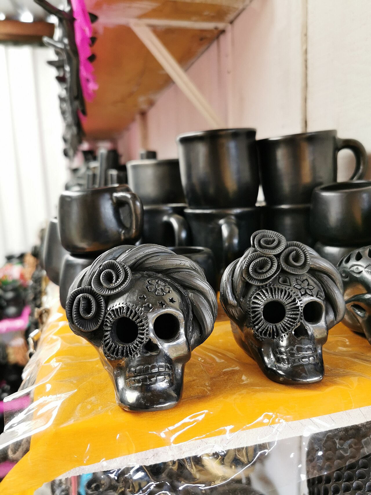 Barro negro z San Bartolo Coyotepec: czarna ceramika polerowana kamieniem przed wypałem, tu czaszki na Día de Muertos i kubki.