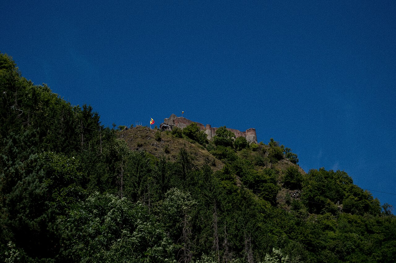 Ruiny twierdzy Poienari na grzbiecie nad doliną Argeșu, przy drodze na Transfăgărășan