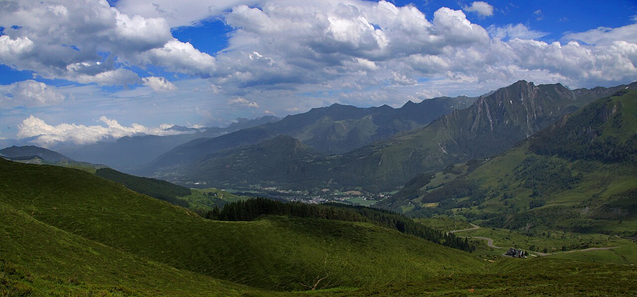 Val d'Azun spod Col du Soulor: w dole Arrens-Marsous, którędy D918 zjeżdża do Argelès-Gazost