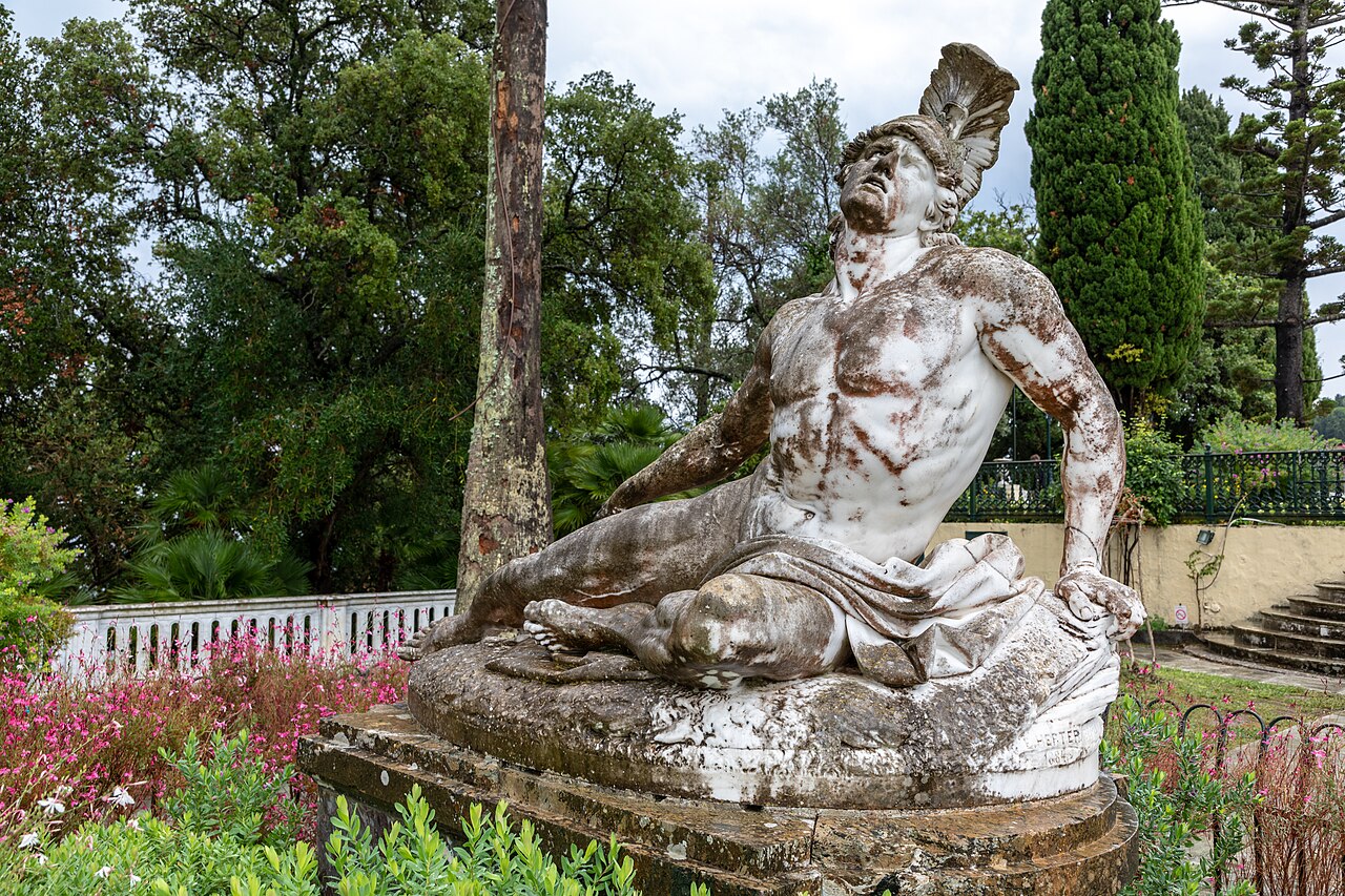„Umierający Achilles” Ernsta Hertera (1884) w ogrodzie Achilleionu, pałacu cesarzowej Elżbiety w Gastouri.