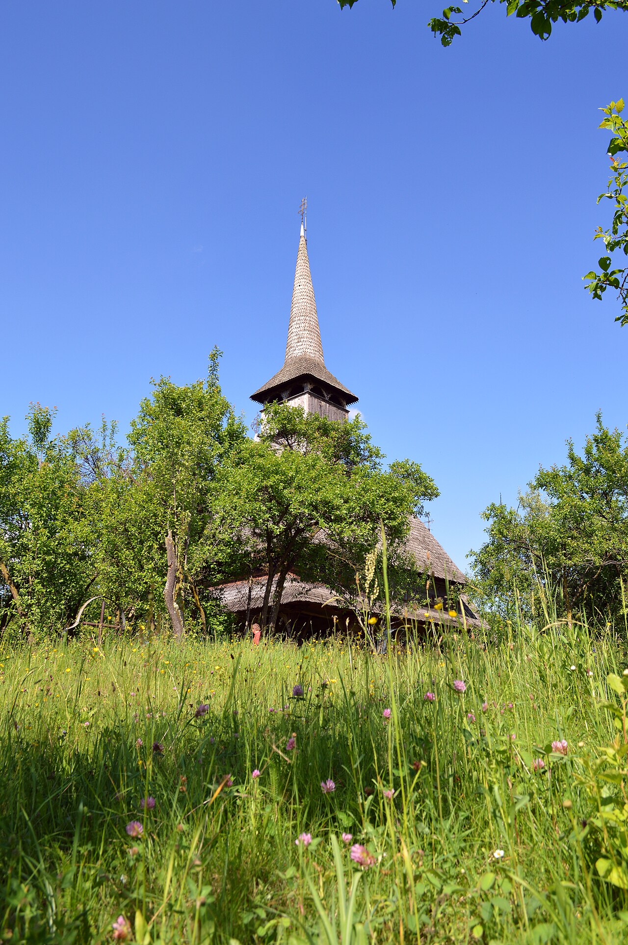 Drewniana cerkiew w Bârsanie w dolinie Izy, jedna z ośmiu cerkwi Marmaroszu na liście UNESCO