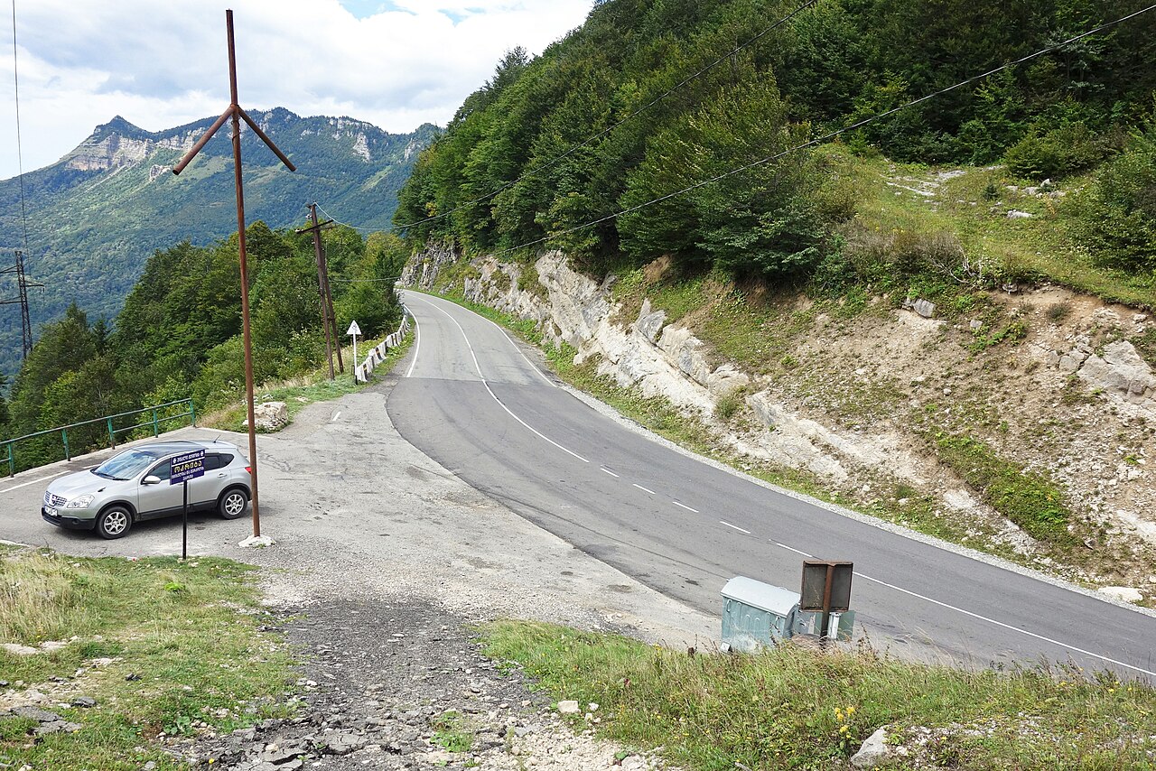Siodło Nakerala (ok. 1217 m) na drodze z Tkibuli do Raczy, pod wapiennymi ścianami grzbietu