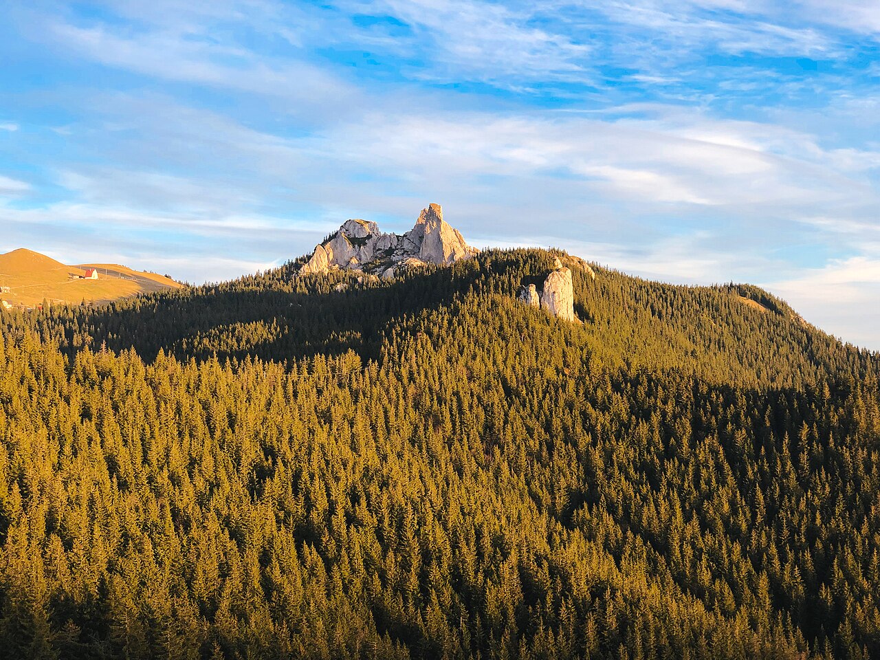 Wapienne Pietrele Doamnei i Piatra Șoimului nad lasami Rarău, z lewej stacja meteorologiczna