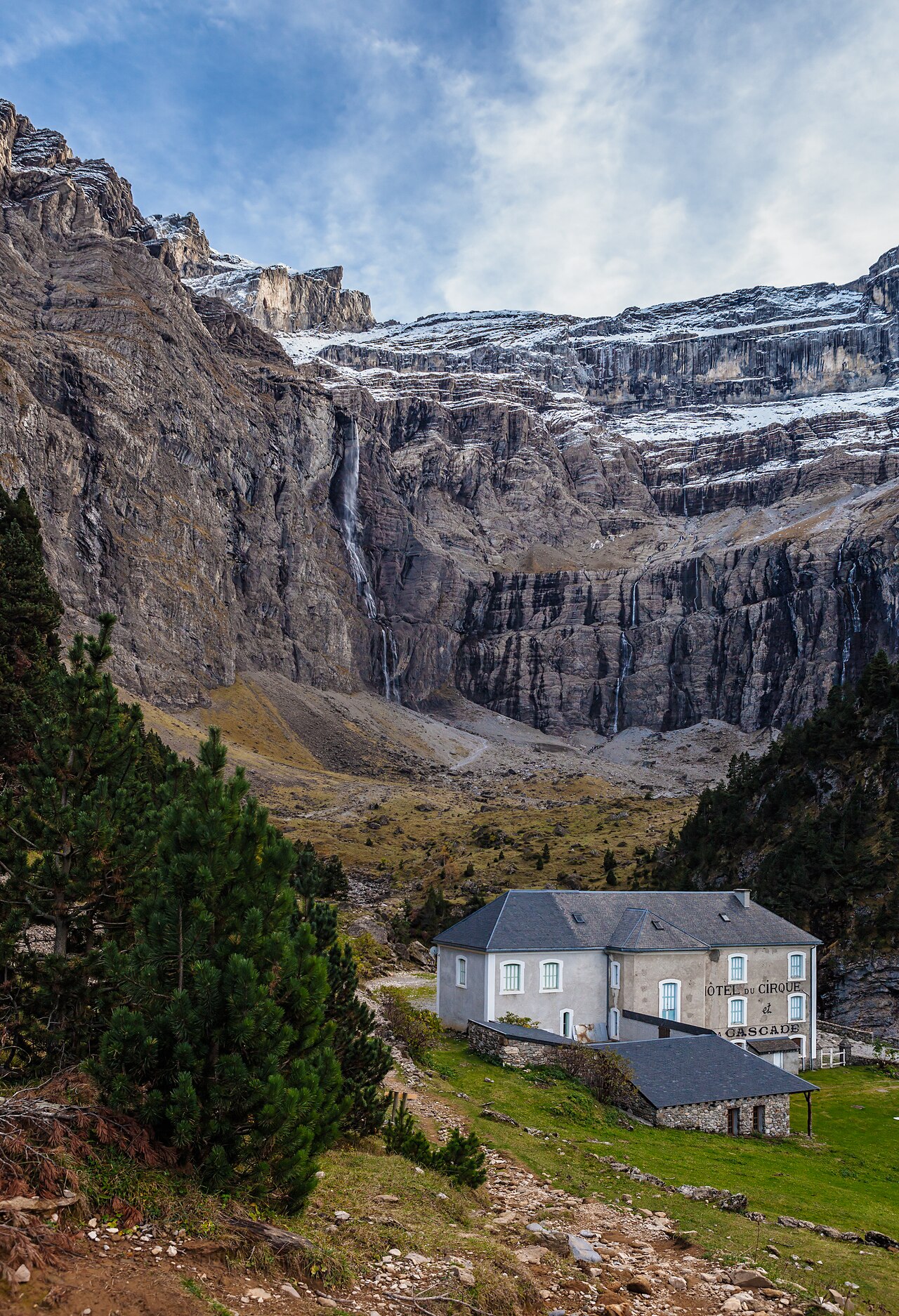 Grande Cascade i Hôtellerie du Cirque na dnie cyrku